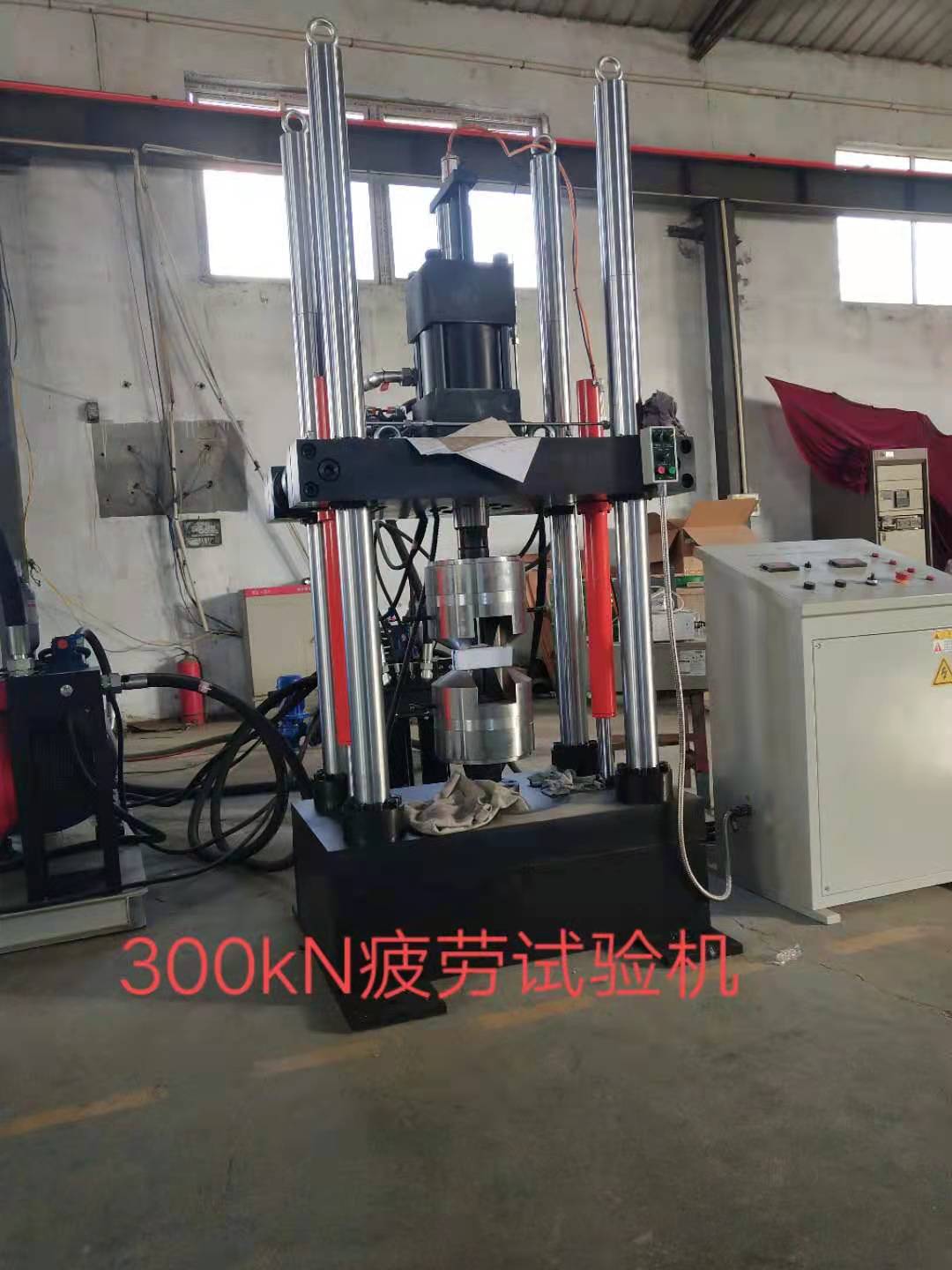 濟(jì)南新時代試金試驗(yàn)機(jī)廠出口俄羅斯、30噸疲勞試驗(yàn)機(jī)